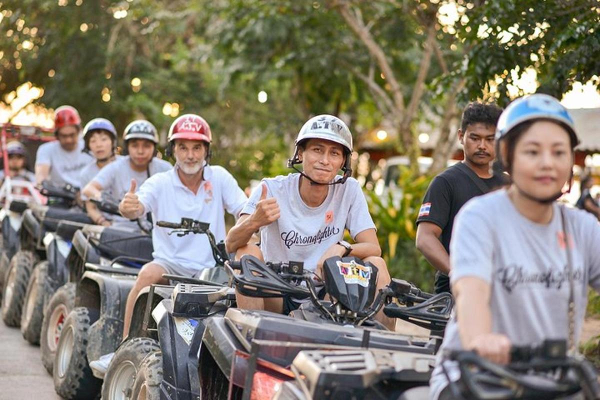un gruppo di persone che guidano quad lungo una strada
