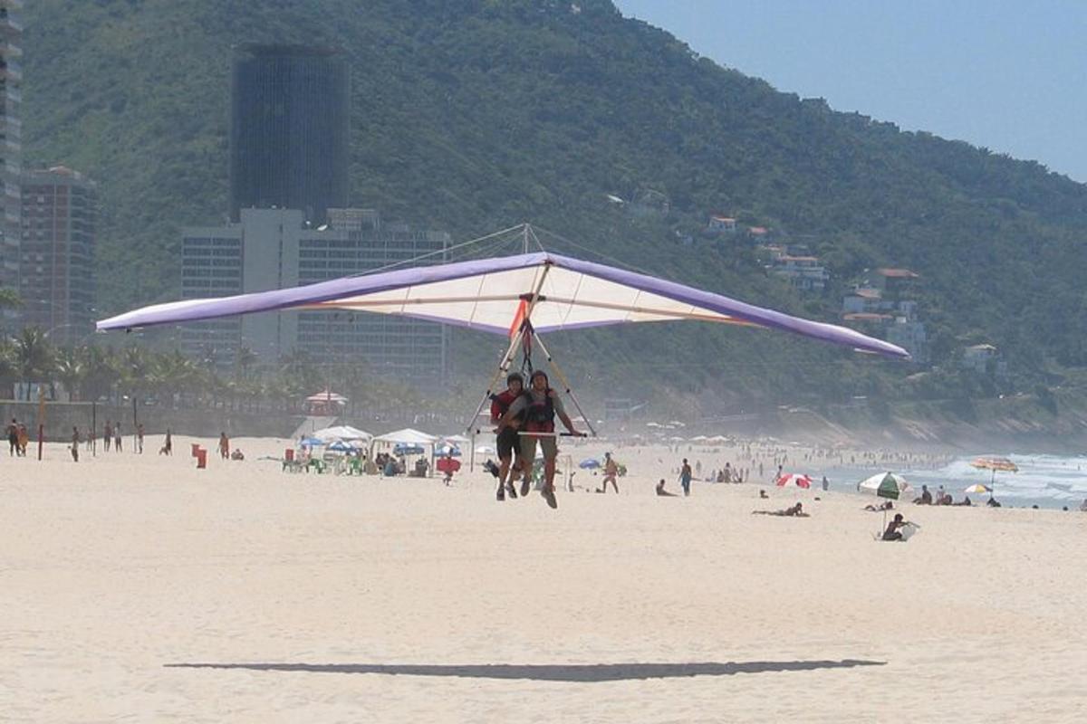 osoba puszcza latawiec na plaży