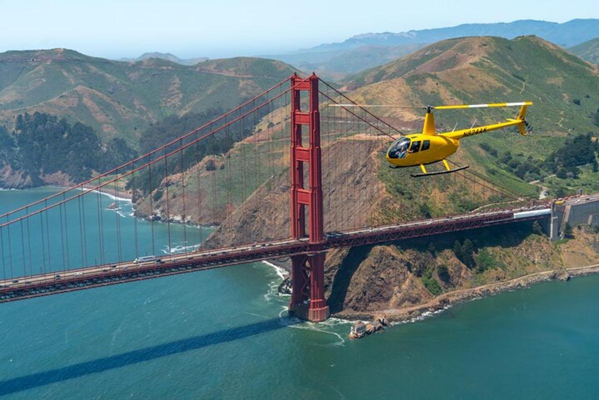 rumeni helikopter leti nad mostom Golden Gate