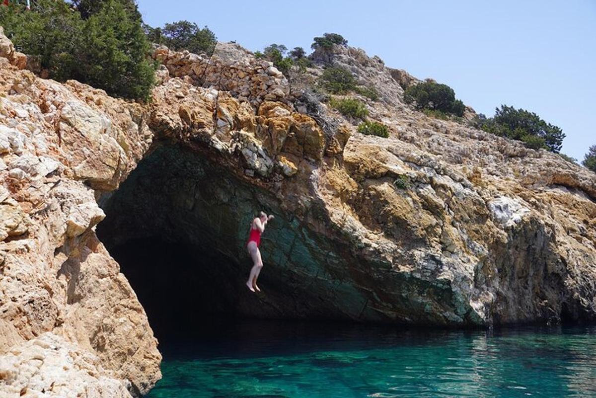 oseba, ki skoči s pečine v vodo