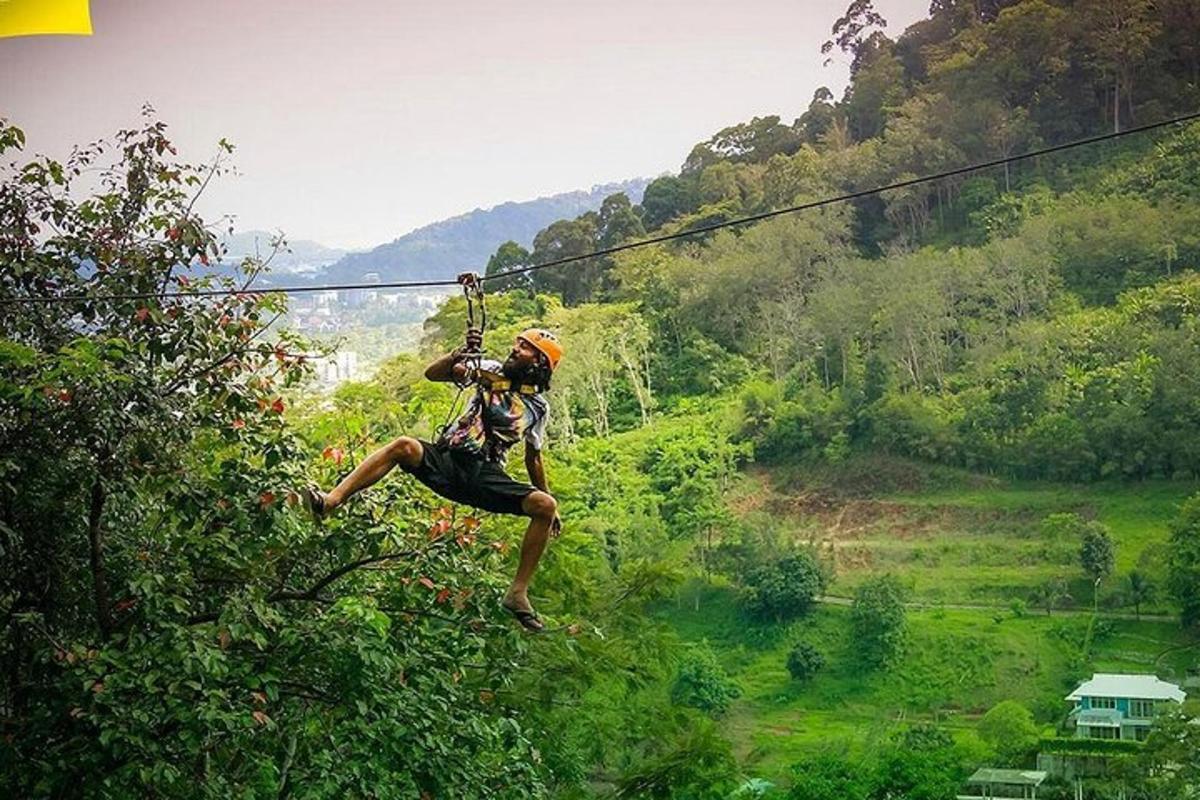 egy férfi egy zipline-on a dzsungelben