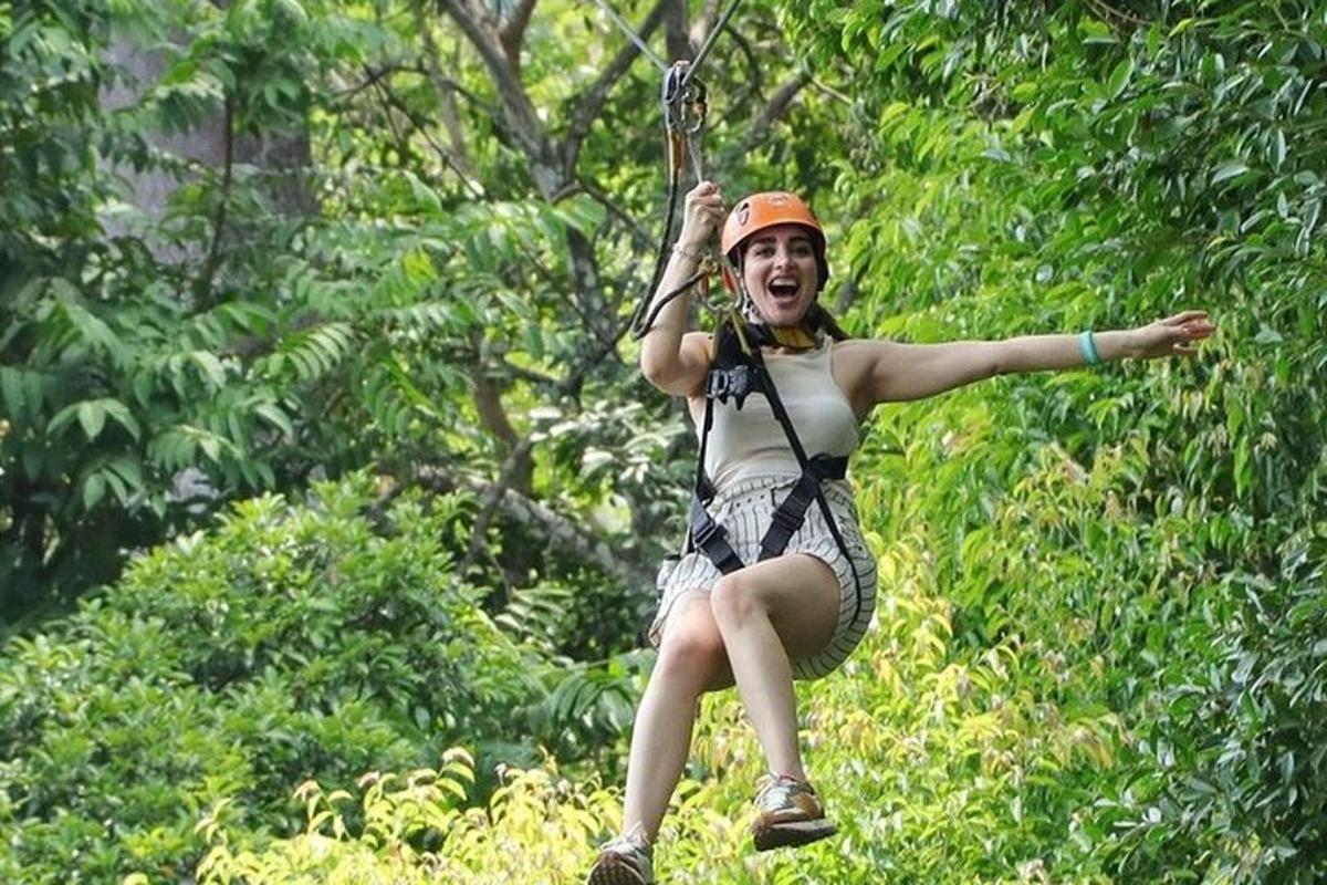 egy nő egy zipline-on a dzsungelben