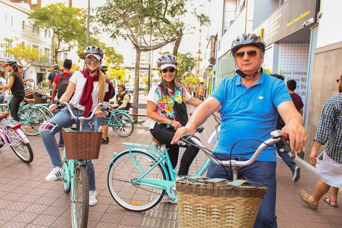 Un grupo de personas andando en bicicleta por una calle.