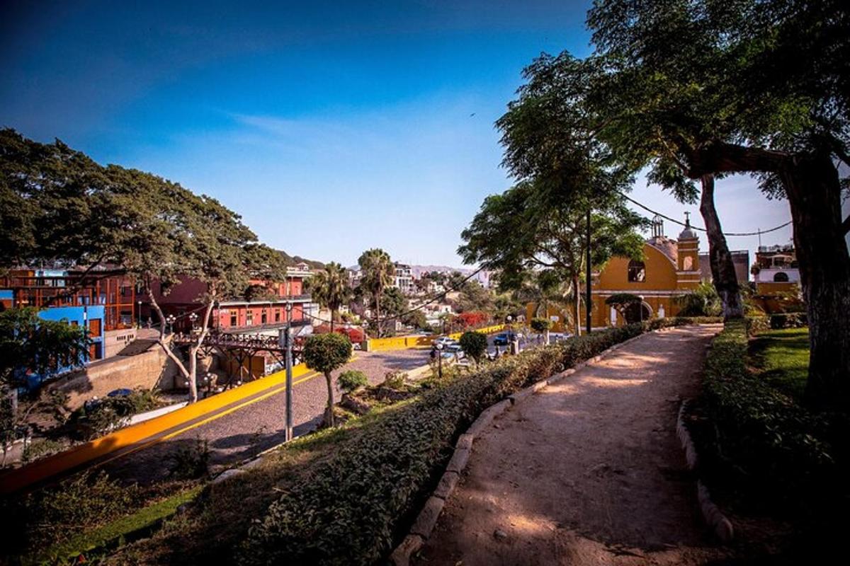una calle de un pueblo con árboles y edificios