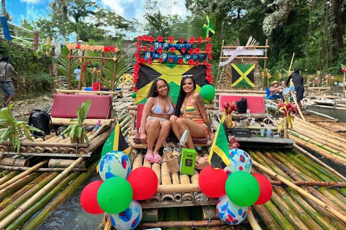duas meninas estão sentadas em um trem com balões