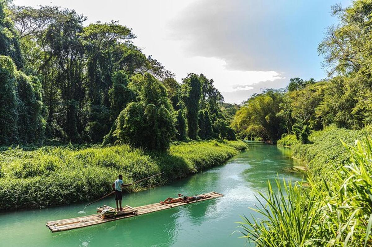 um homem em uma jangada de bambu em um rio