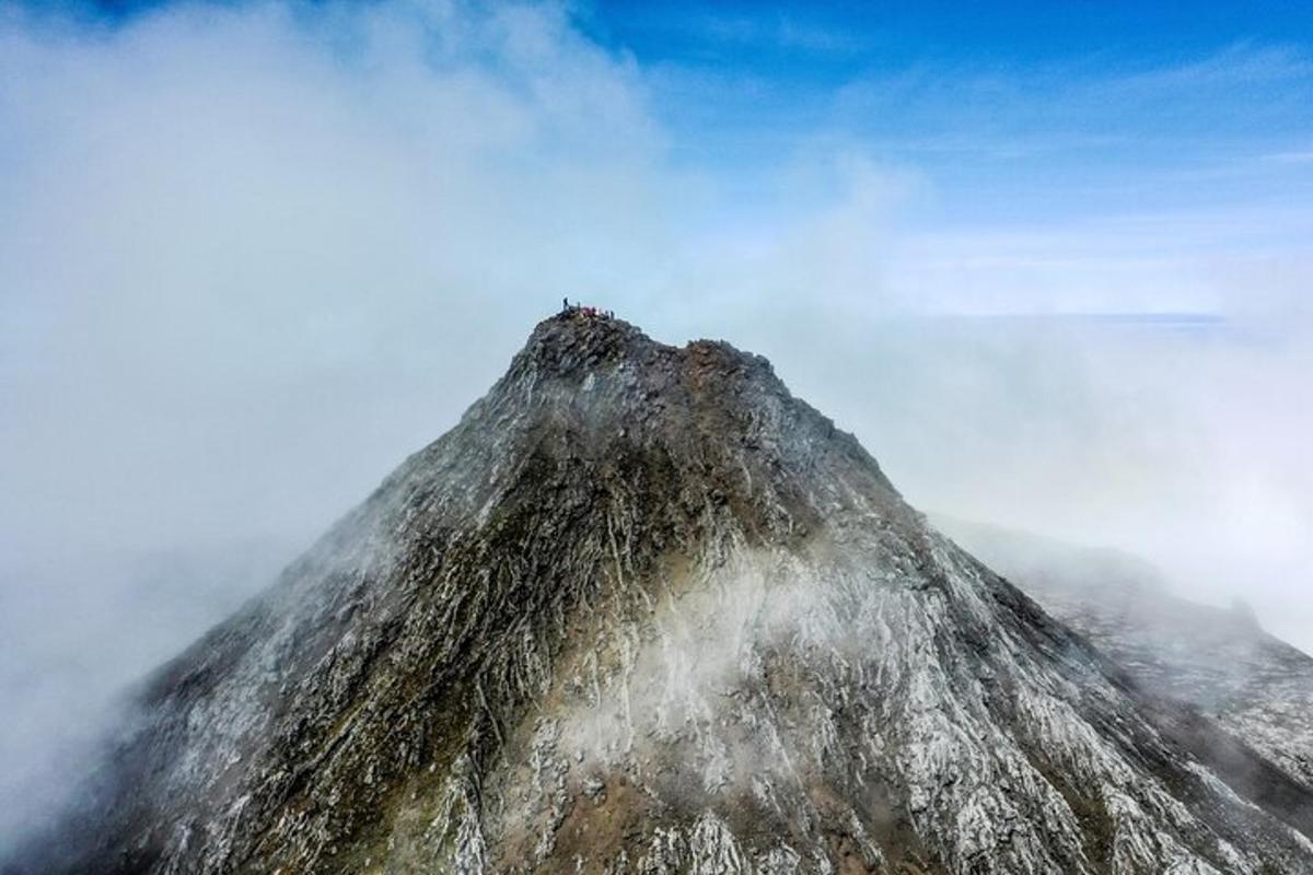 山顶上有人的山