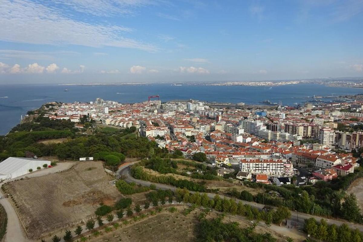 μια εναέρια άποψη μιας πόλης και του ωκεανού