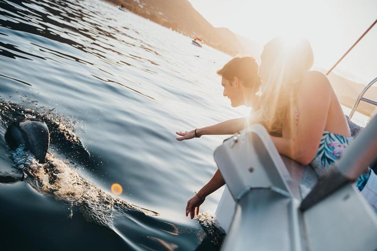 Un hombre y una mujer en un barco en el agua