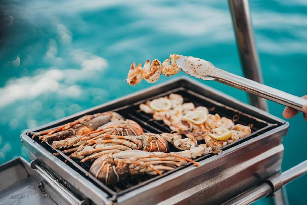 seseorang memasak makanan di atas panggangan dengan spatula