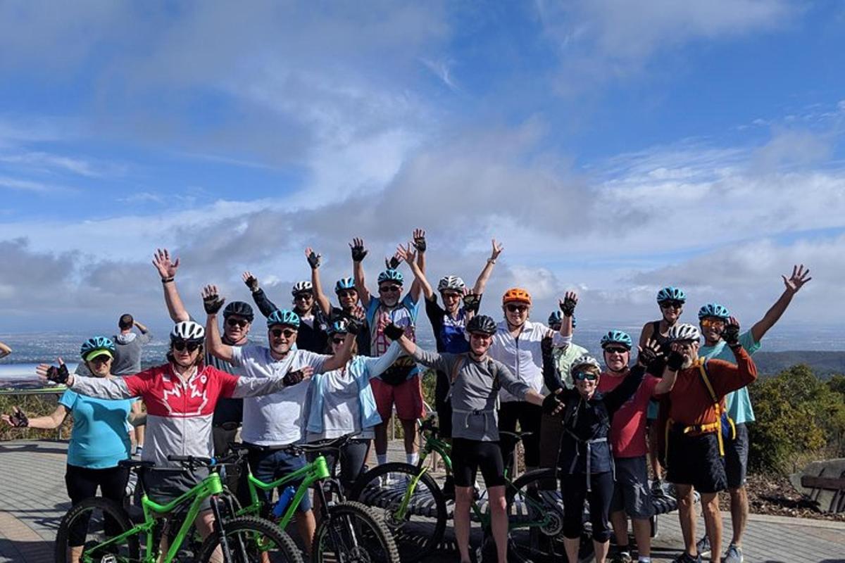 un gruppo di persone in bicicletta che posano per una foto