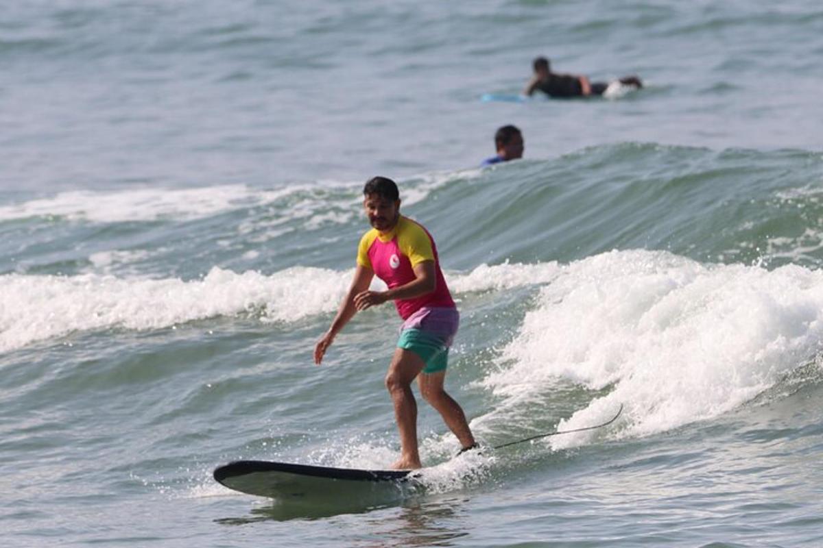 un uomo che cavalca un'onda su una tavola da surf nell'oceano