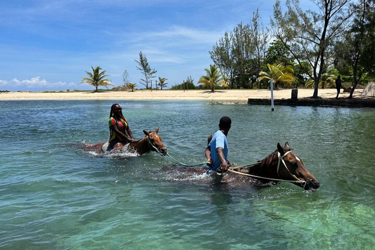 una coppia di persone a cavallo nell'acqua