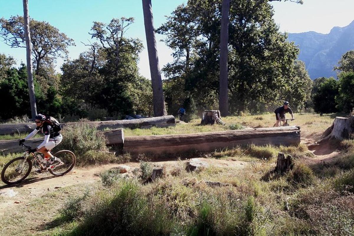 inimene, kes sõidab jalgrattaga kruusateel