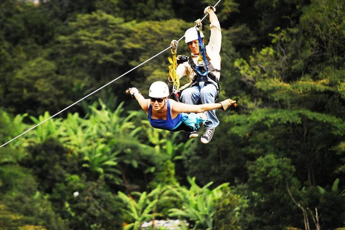 en mann og en kvinne på en zipline