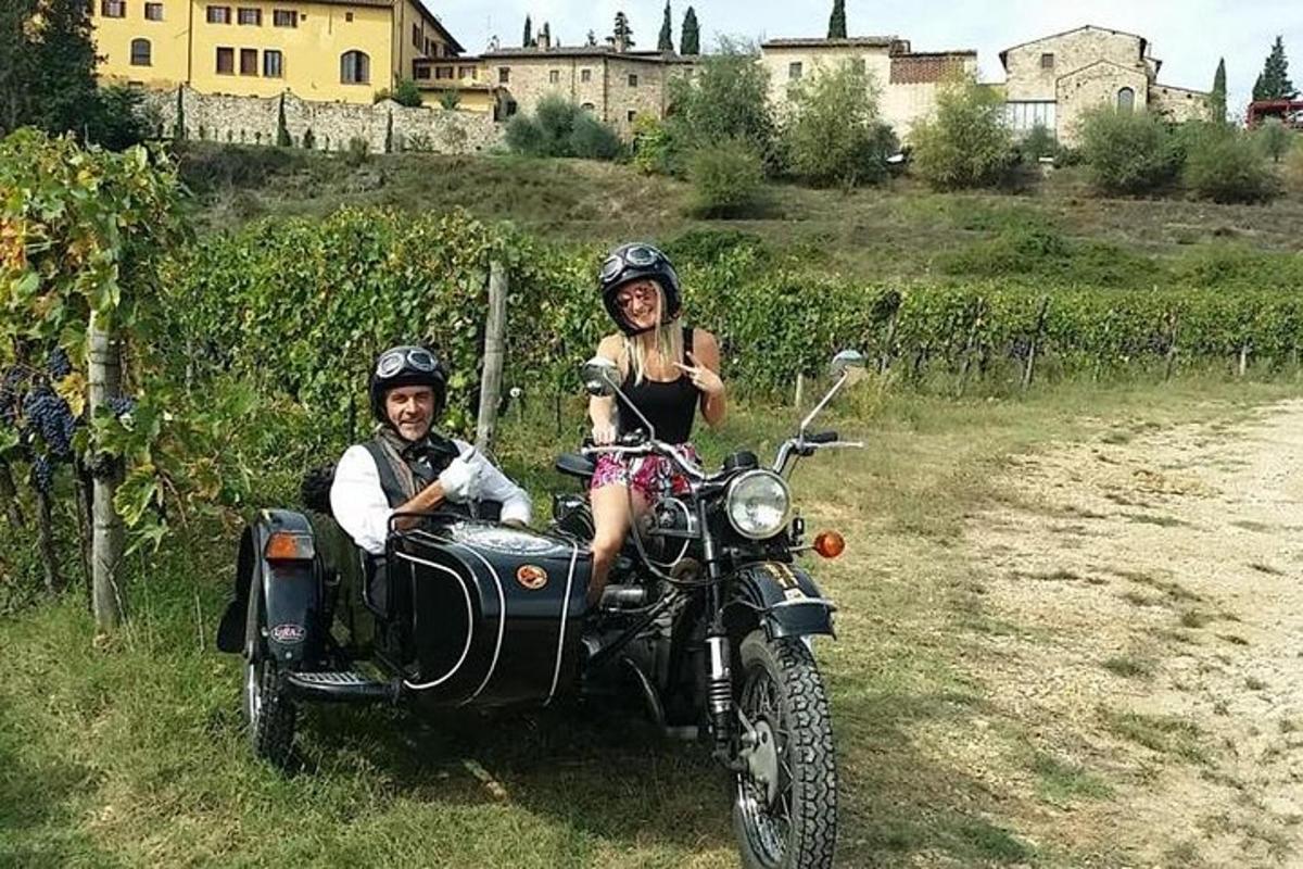 muž a žena jedoucí na motorce s postranním vozíkem