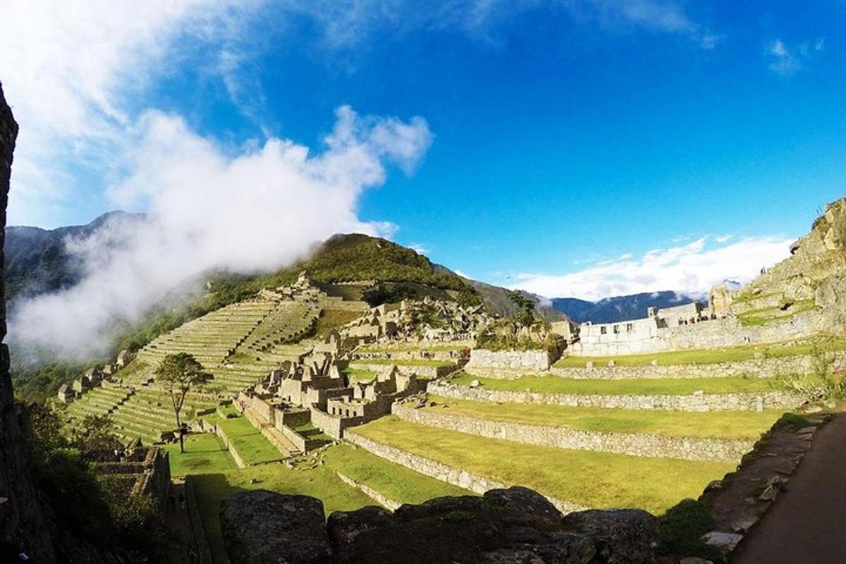 uma vista de uma cidade antiga no topo de uma montanha