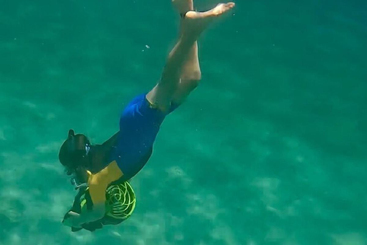 moški plava v vodi
