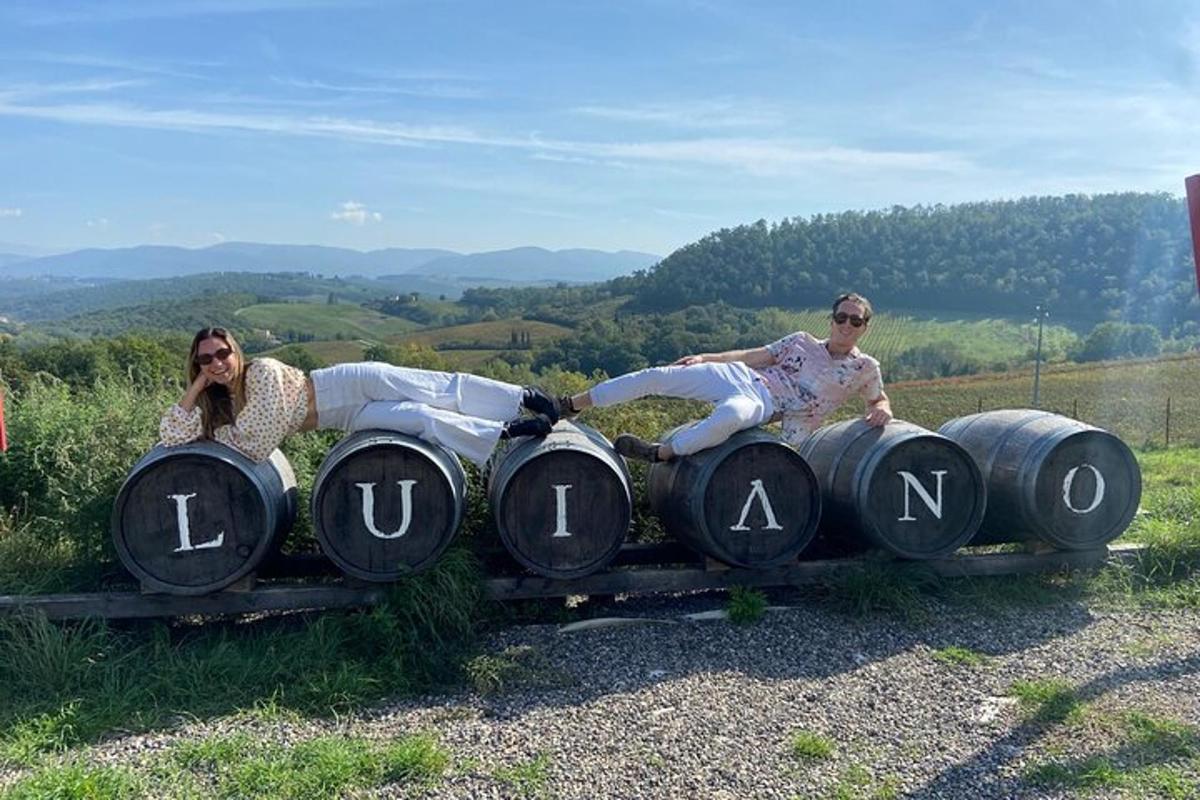 dvě ženy a muž sedící ve vlaku s písmeny sluaj