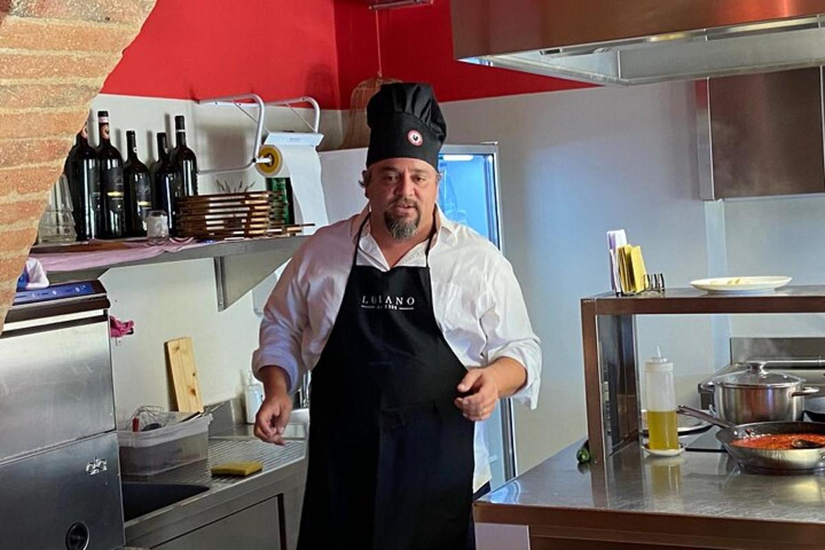 um homem em uma cozinha usando um chapéu de chef