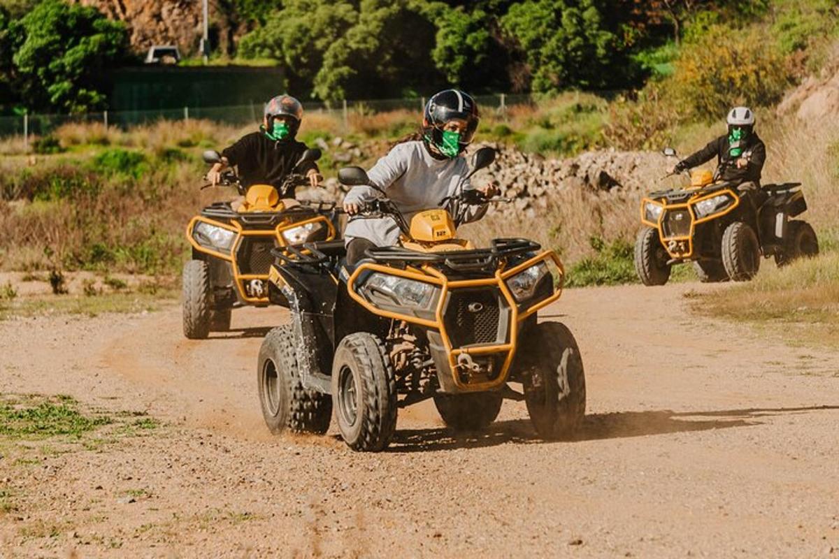 Δύο άτομα οδηγούν ATV σε χωματόδρομο