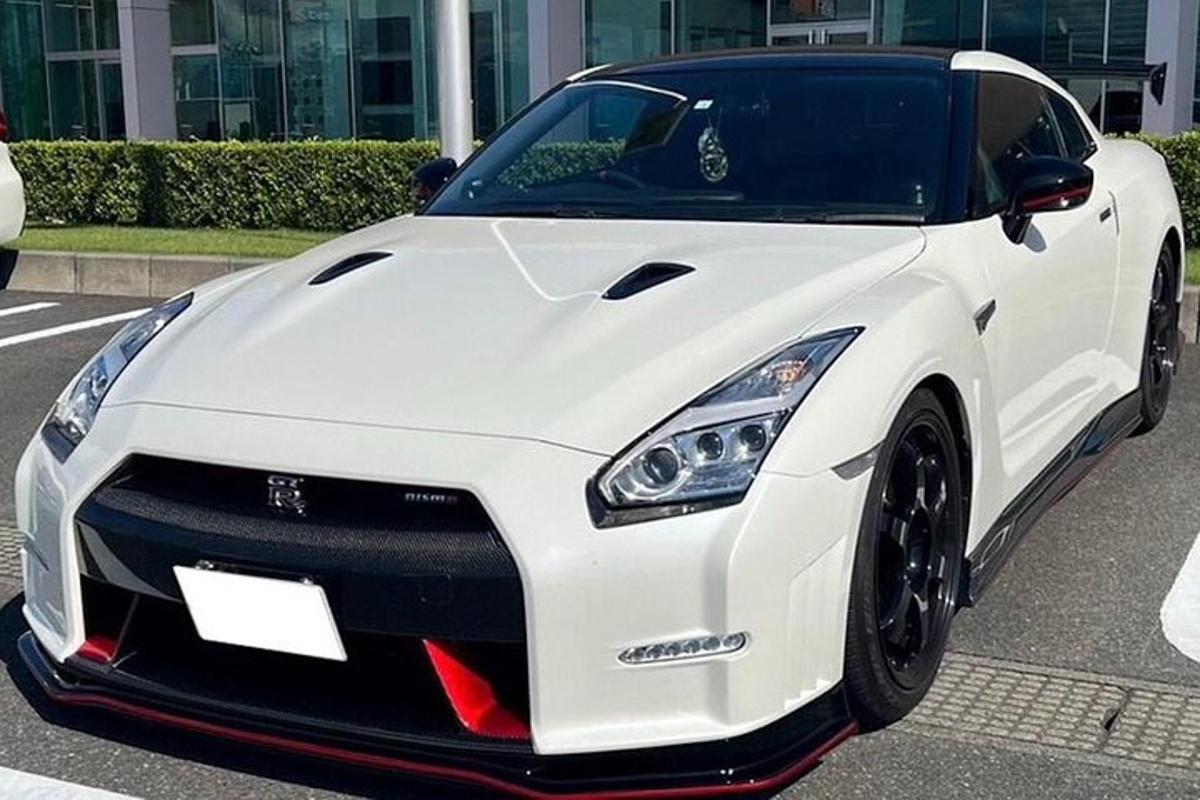 isang puting sports car na nakaparada sa isang parking lot