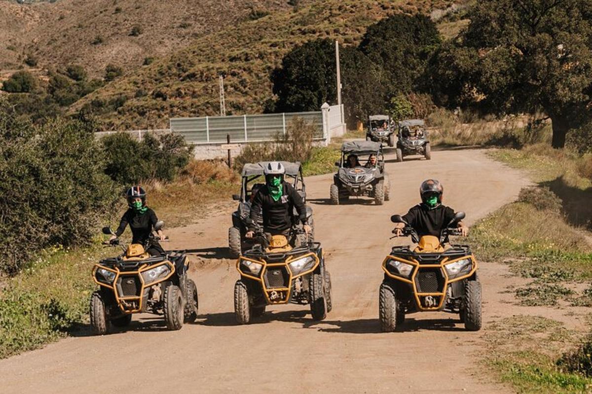 Μια ομάδα ανθρώπων που οδηγούν ATV σε έναν χωματόδρομο