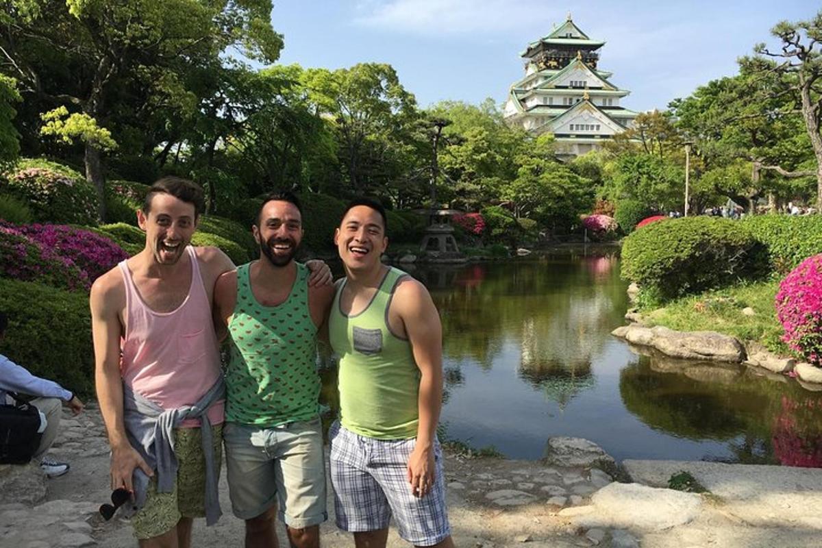 公園の池の前に立っている3人の男性