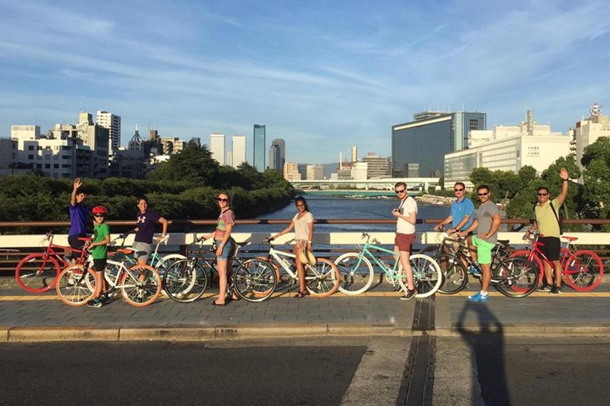een groep mensen die op een brug fietsen