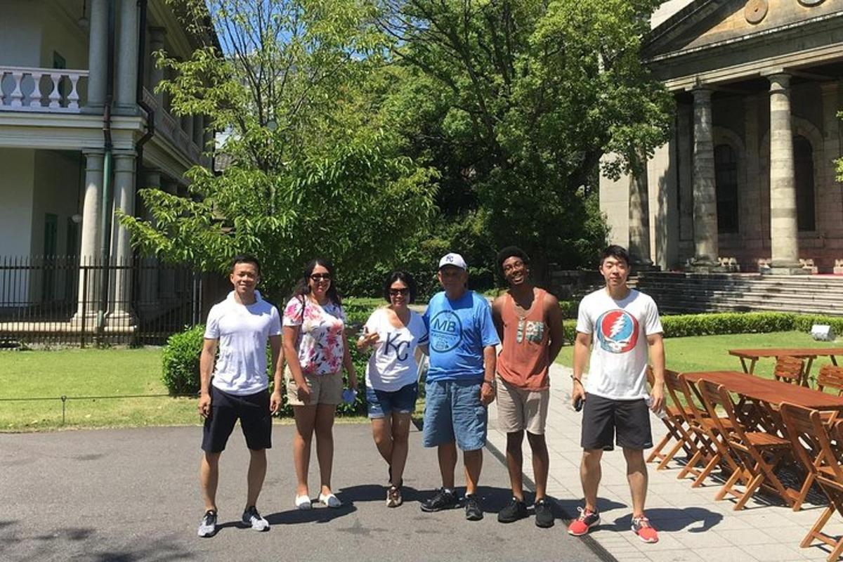建物の前に立っている人々のグループ