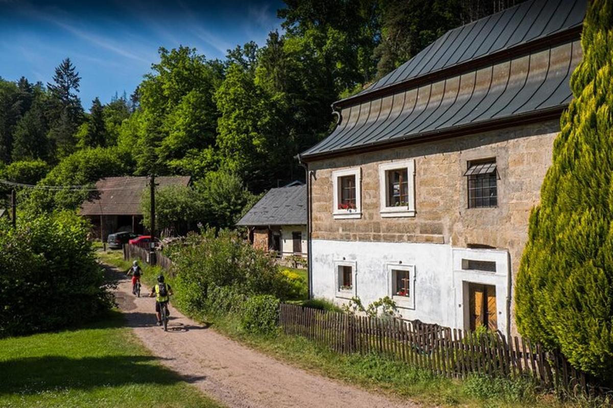 velká kamenná budova s lidmi jezdícími na kolech vedle ní