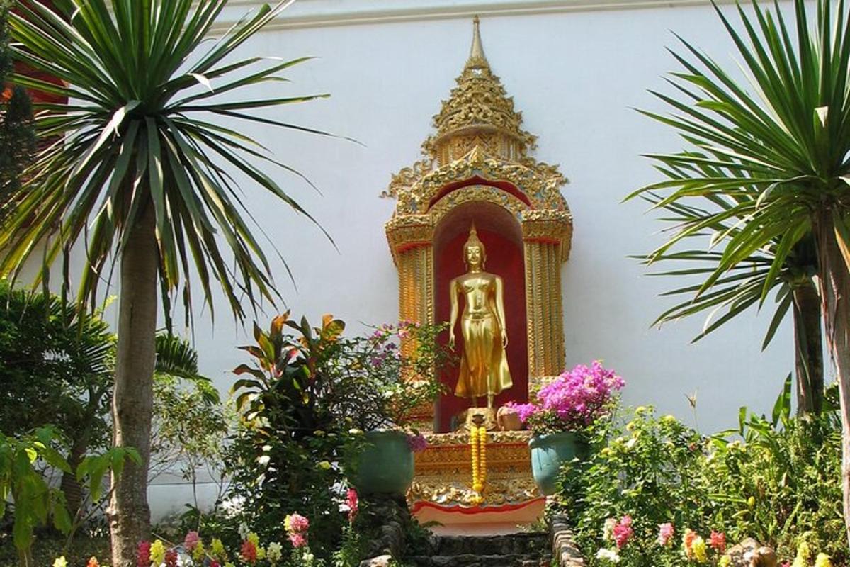 egy szentélyben ülő Buddha-szobor