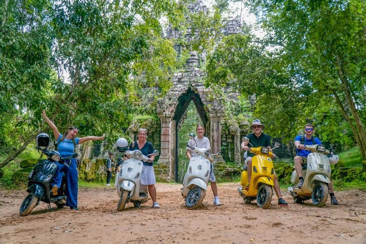 um grupo de pessoas em scooters em frente a um prédio