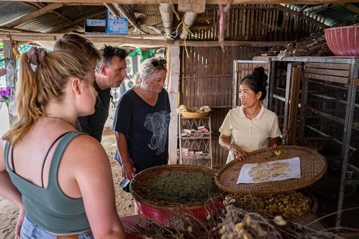 un gruppo di persone in piedi intorno a un mercato con del cibo