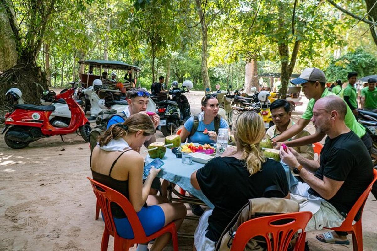 um grupo de pessoas sentadas em uma mesa de piquenique