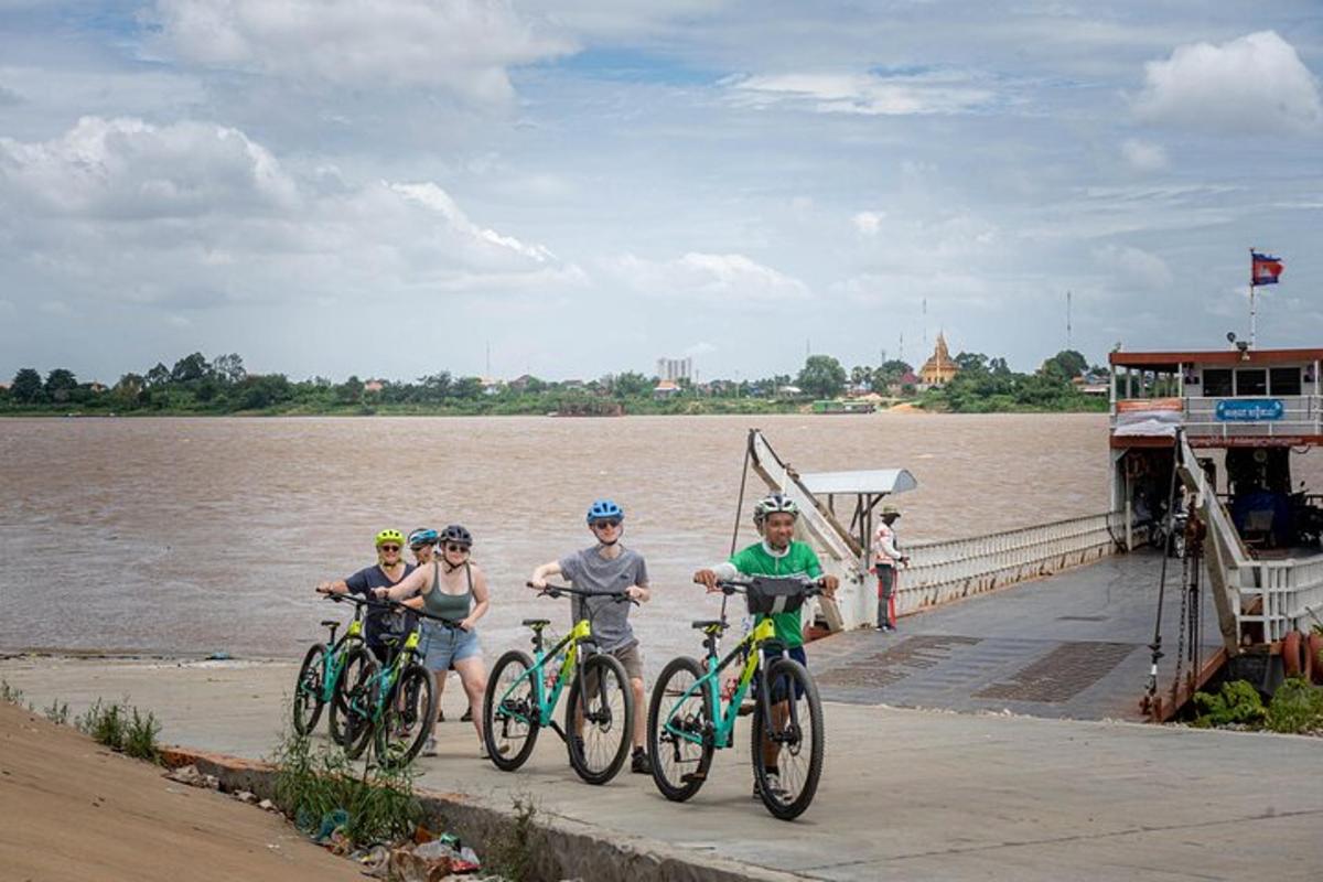 Un grupo de personas montando bicicletas en un muelle
