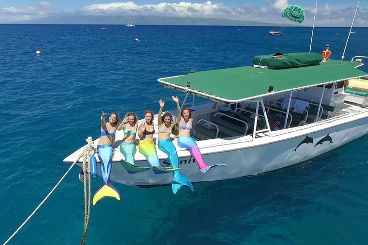 um grupo de mulheres está sentado em um barco na água