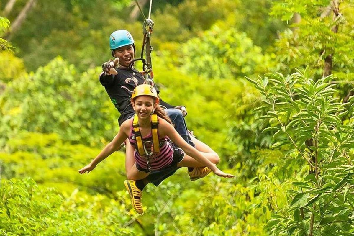en mann og en kvinne på en zipline