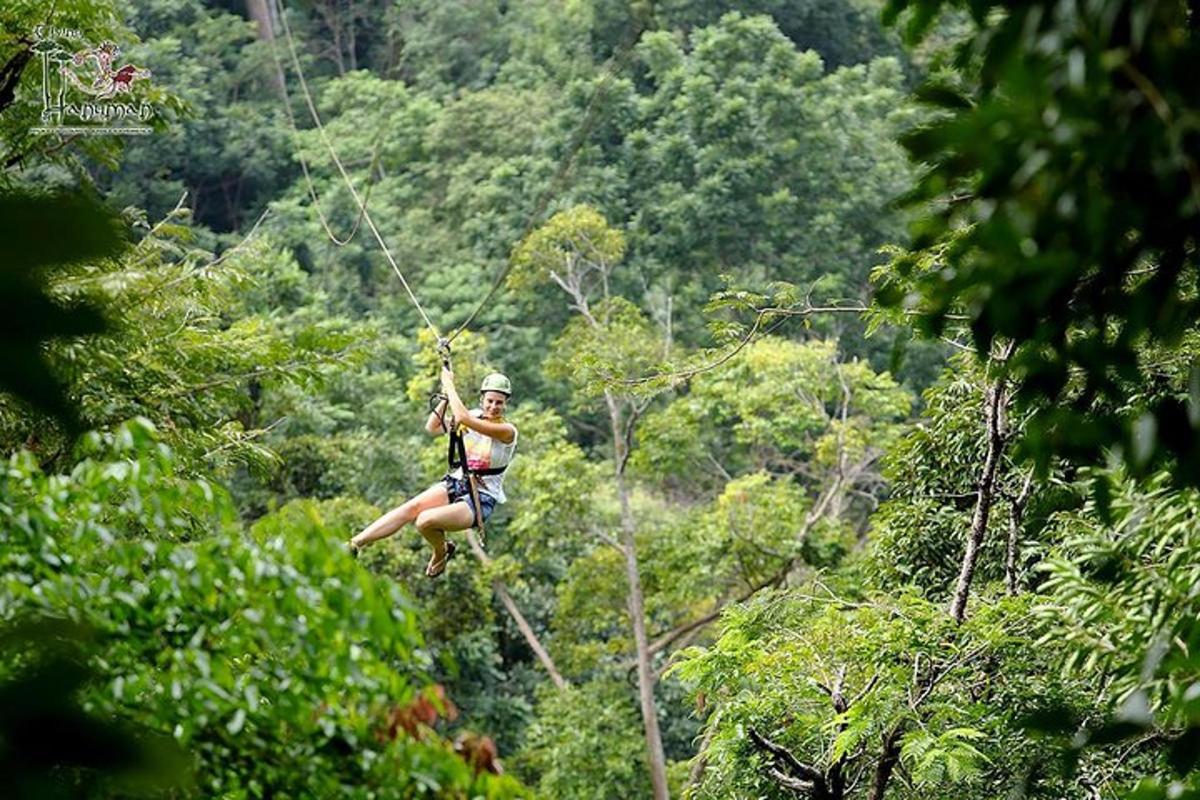 una donna su una teleferica nella giungla