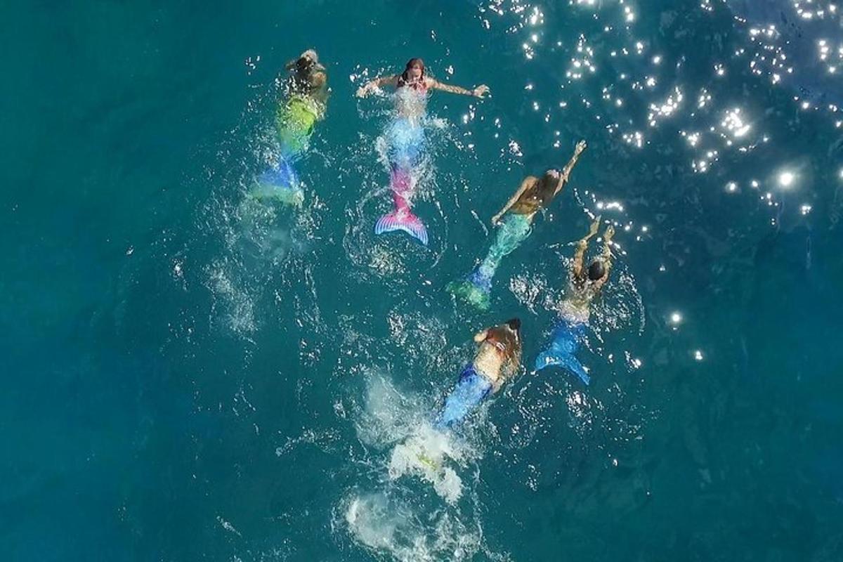 un gruppo di persone che nuotano nell'acqua