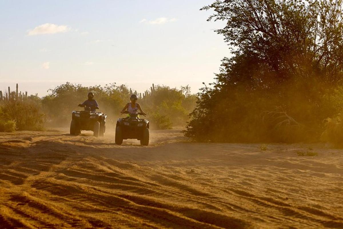 kaks inimest sõidavad ATV-dega kruusateel