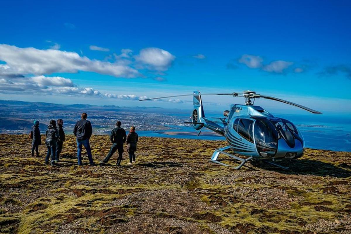 hópur fólks stendur við hlið þyrlu