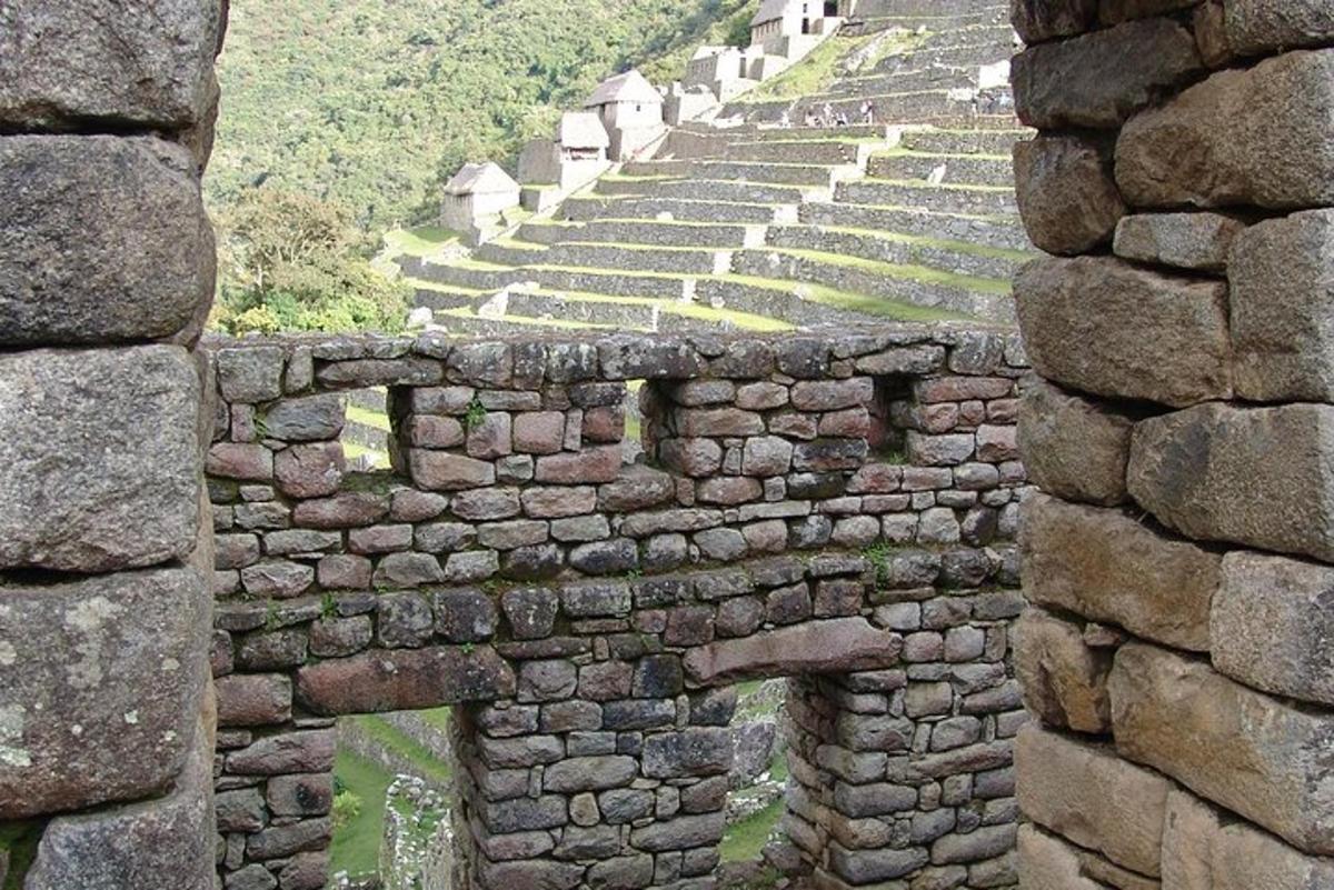 un vecchio muro di pietra con gradini su una collina