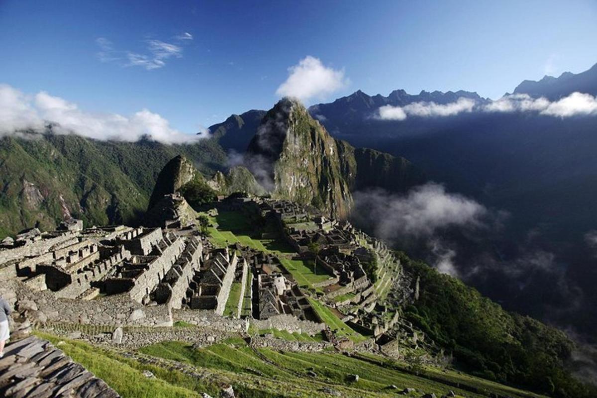 ein antikes Amphitheater an einem Berghang
