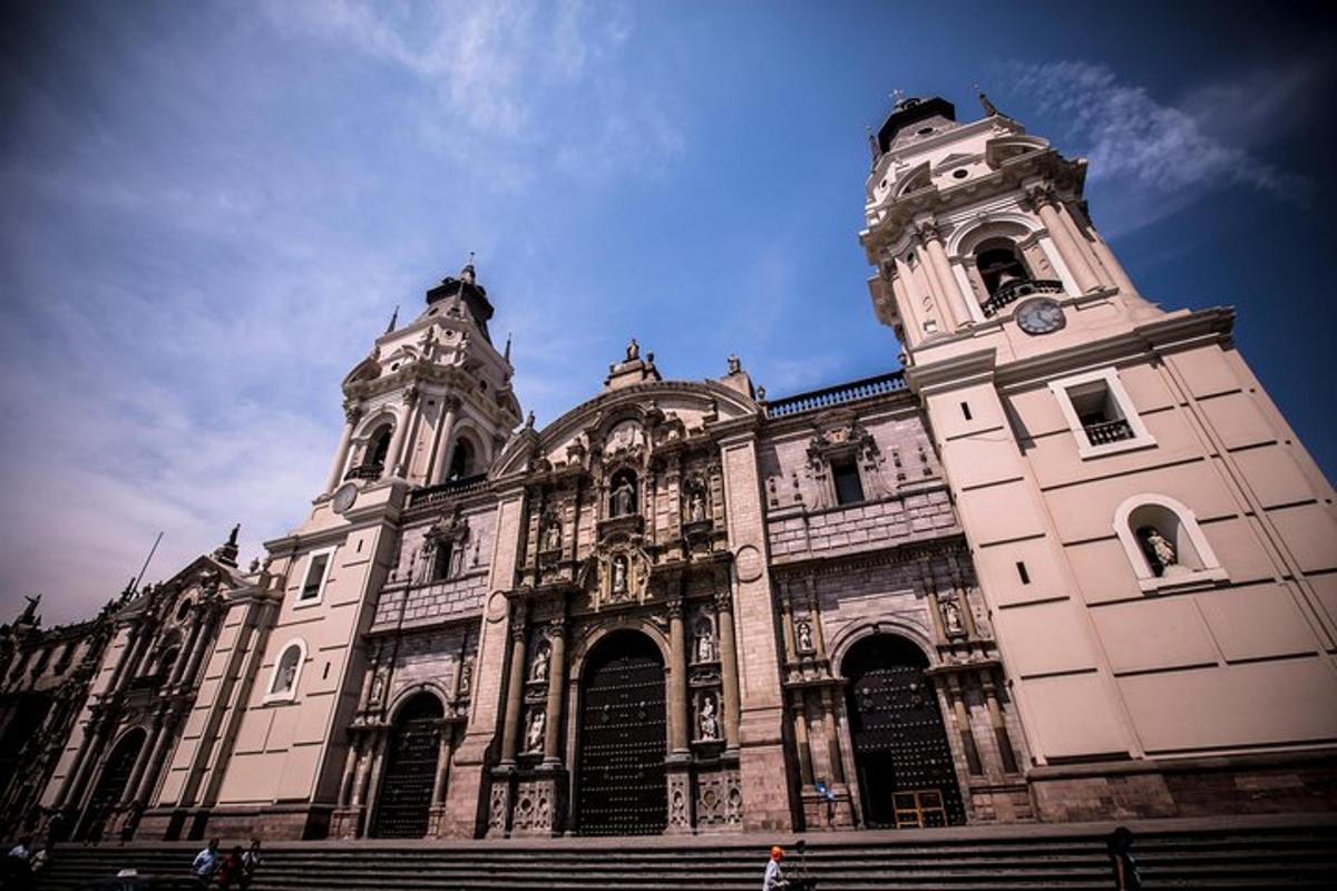 un grande edificio con una torre dell'orologio in cima