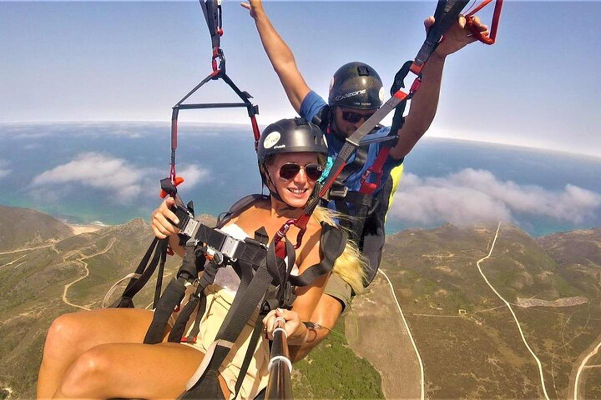 dvaja ľudia jazdiaci na zipline vo vzduchu