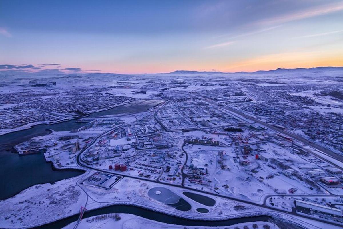 Loftmynd af borg þakinni snjó