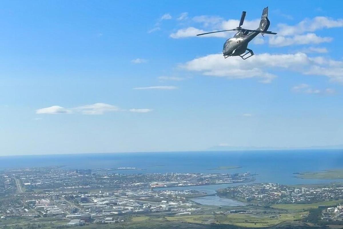 un aereo che vola nel cielo sopra una città
