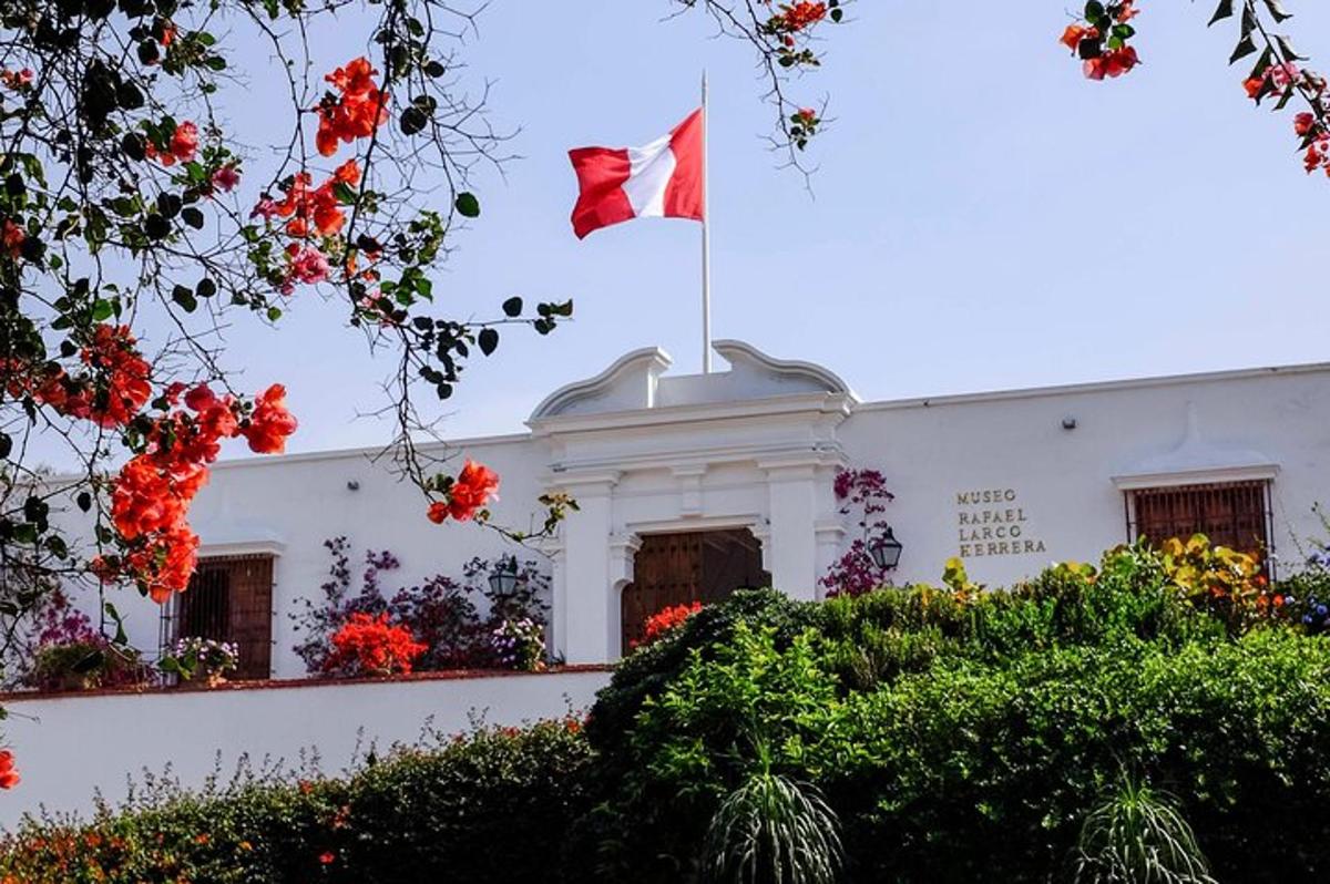 un edificio bianco con una bandiera rossa di fronte