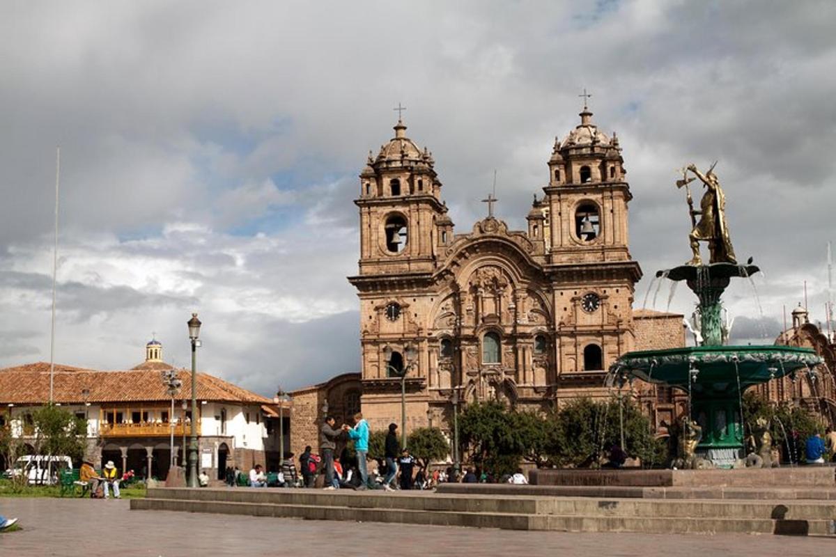 um grande edifício com uma estátua na frente